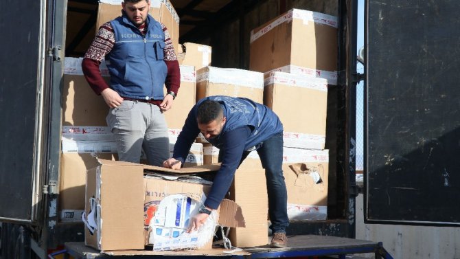 Elbise askısı dolu kolilerden kaçak sigara çıktı