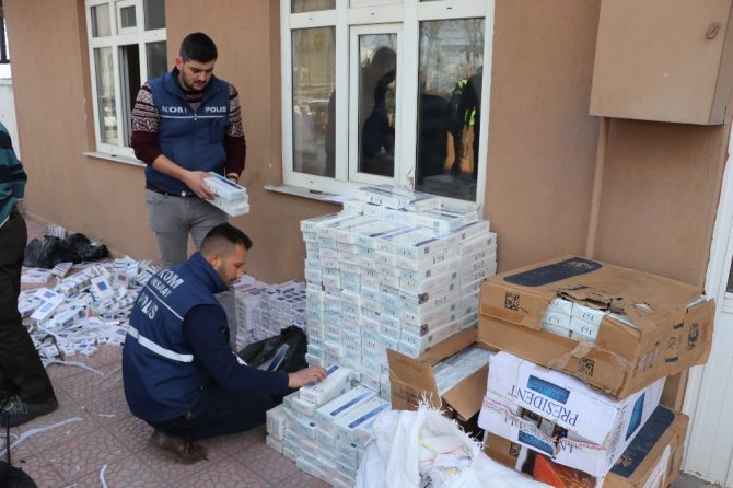 Elbise askısı dolu kolilerden kaçak sigara çıktı