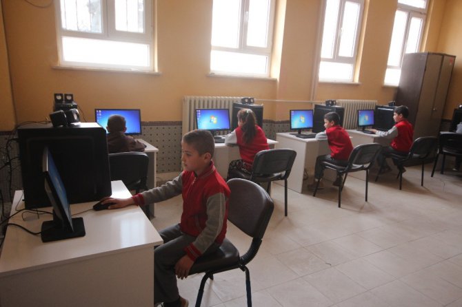 Beyşehir Belediyesi, okulun bilişim sınıfının bilgisayarlarını tamamen yeniledi