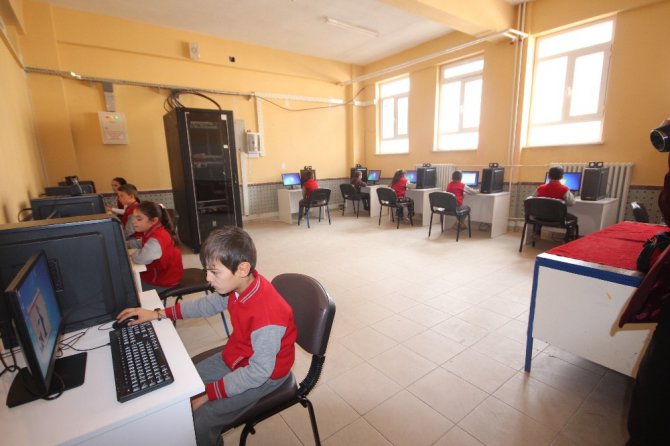 Beyşehir Belediyesi, okulun bilişim sınıfının bilgisayarlarını tamamen yeniledi