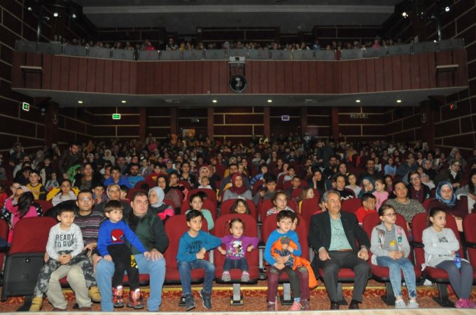 Akşehir’de, “Benim Güzel Pabuçlarım” oyunu sahnelendi