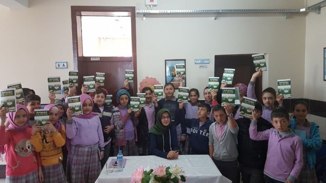 Akşehirli 17 yaşındaki yazar öğrencilerle buluştu