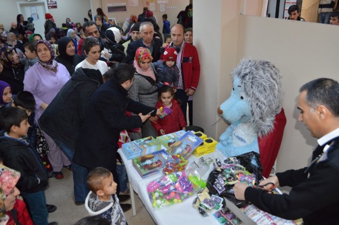 Çocuklar hastane duvarlarını boyadı
