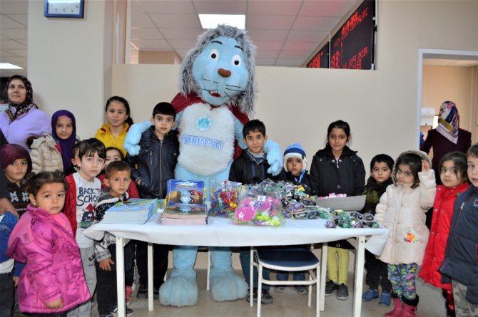 Çocuklar hastane duvarlarını boyadı