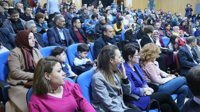 Anadolu Üniversitesi Aksaray’da öğrencilere başarı belgelerini verdi