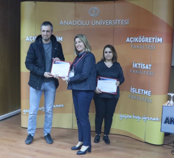 Anadolu Üniversitesi Aksaray’da öğrencilere başarı belgelerini verdi