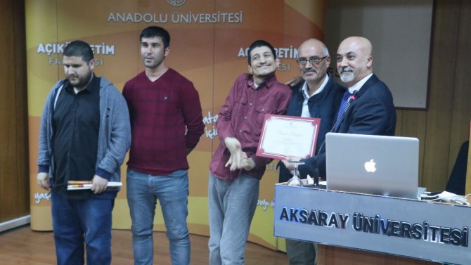 Anadolu Üniversitesi Aksaray’da öğrencilere başarı belgelerini verdi
