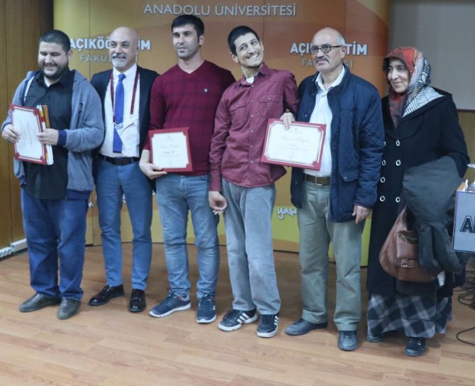 Anadolu Üniversitesi Aksaray’da öğrencilere başarı belgelerini verdi