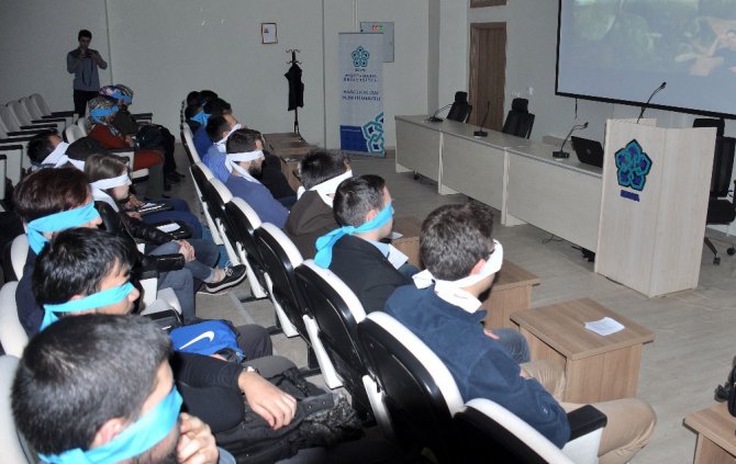 NEÜ’lü öğrenciler sesli betimlemeli film izleyip görme engellileri anlamaya çalıştı
