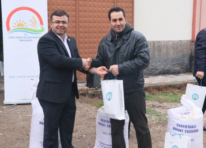 Aksaray’da 183 çiftçiye ücretsiz nohut tohumu dağıtıldı