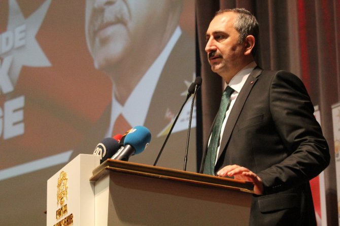 Adalet Bakanı Gül, siyaset akademisine katıldı