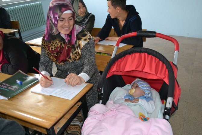 85 yaşında okuma yazma öğreniyor
