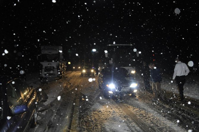 Konya Antalya Karayolunda kar yağışı trafiği olumsuz etkiledi