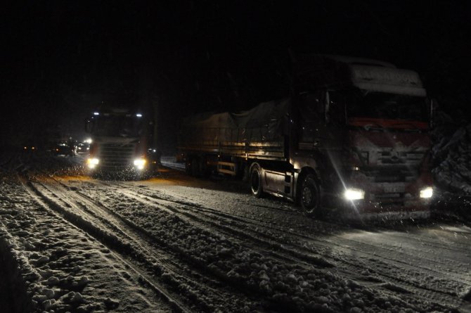 Konya Antalya Karayolunda kar yağışı trafiği olumsuz etkiledi