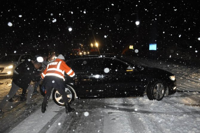 Konya Antalya Karayolunda kar yağışı trafiği olumsuz etkiledi