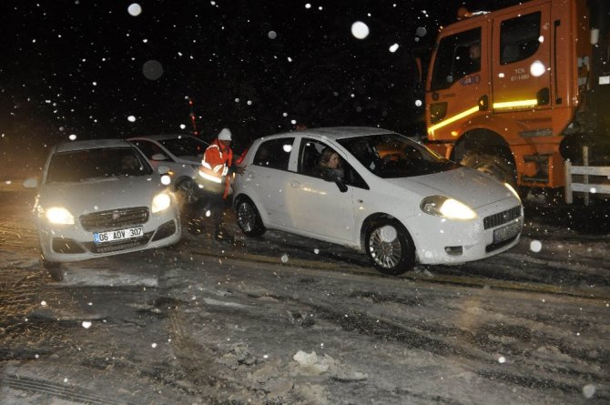 Konya Antalya Karayolunda kar yağışı trafiği olumsuz etkiledi