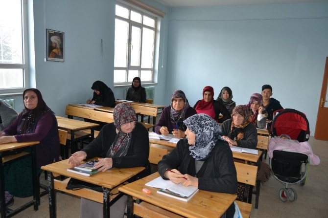 85 yaşında okuma yazma öğreniyor