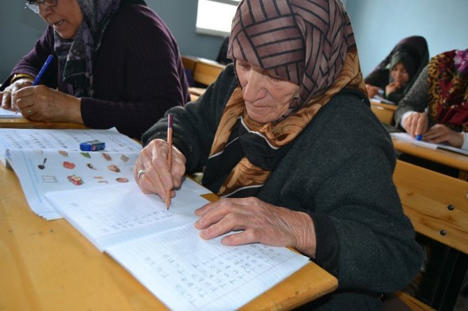 85 yaşında okuma yazma öğreniyor