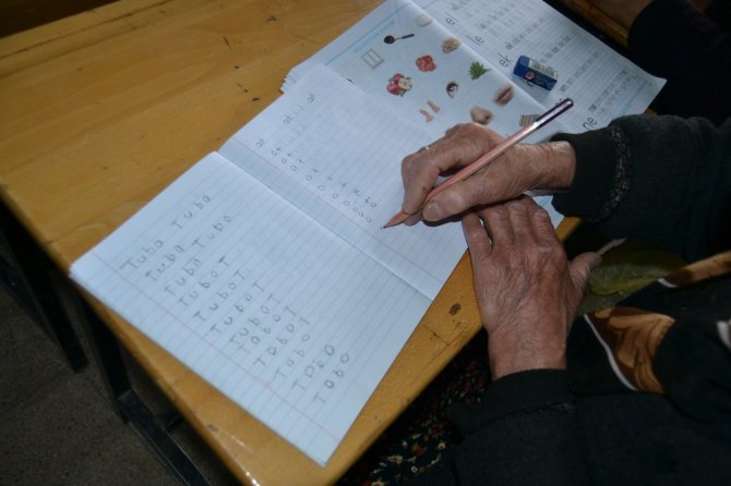 85 yaşında okuma yazma öğreniyor