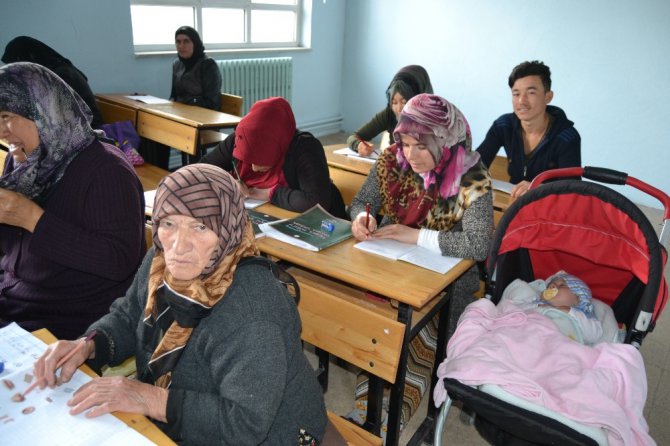 85 yaşında okuma yazma öğreniyor