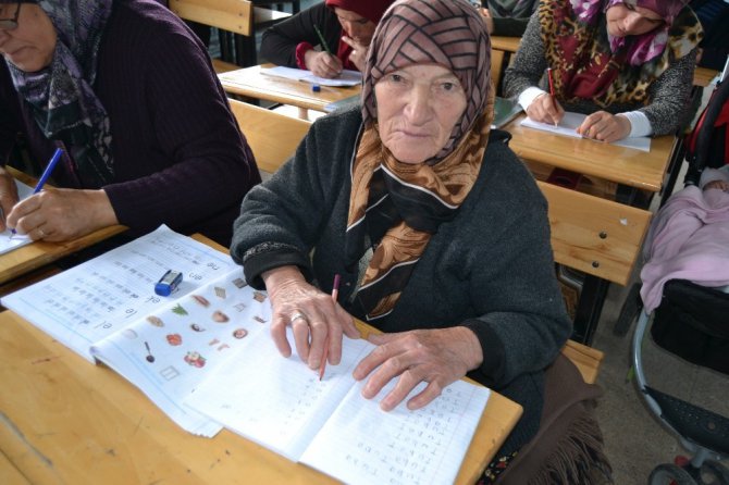 85 yaşında okuma yazma öğreniyor