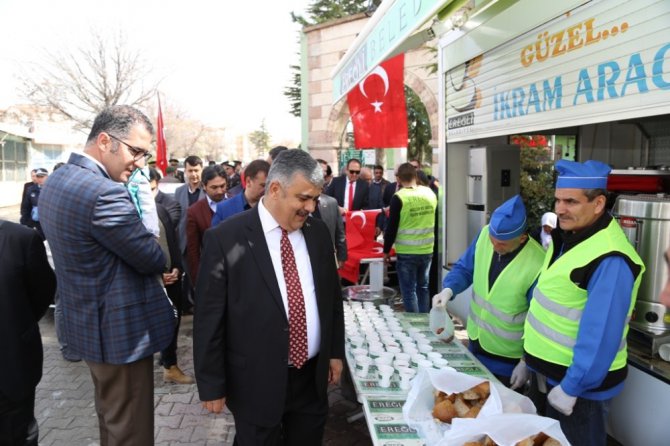 Ereğli Belediyesi Çanakkale Zaferi anısına yarım ekmek ve üzüm hoşafı dağıttı