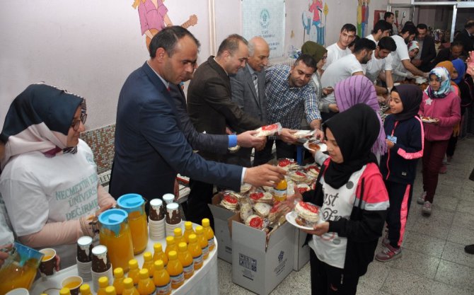 NEÜ, öğrencileri sağlıklı beslenme konusunda bilinçlendirdi