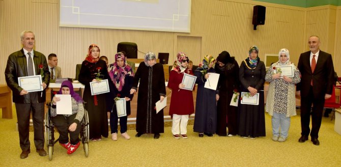 KOMEK’ten mezun olan görme engelli kursiyerler sertifikalarını aldı