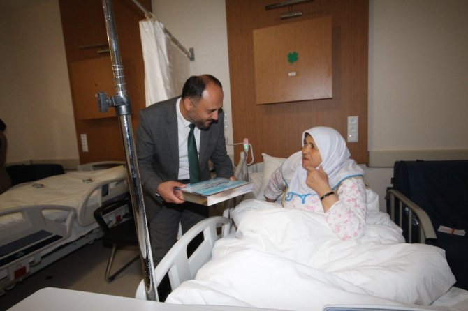 Başkan Özaltun’dan hastalara Kur’an-ı Kerim ve seccade hediyesi