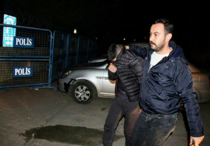 Çaldığı çikolatayı yerken yakalandı