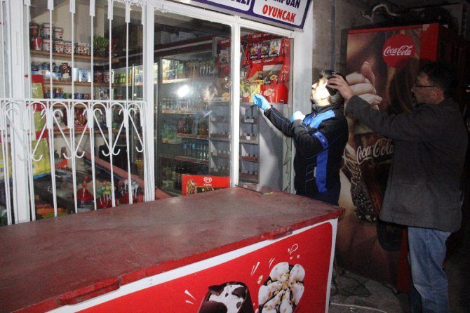 Çaldığı çikolatayı yerken yakalandı