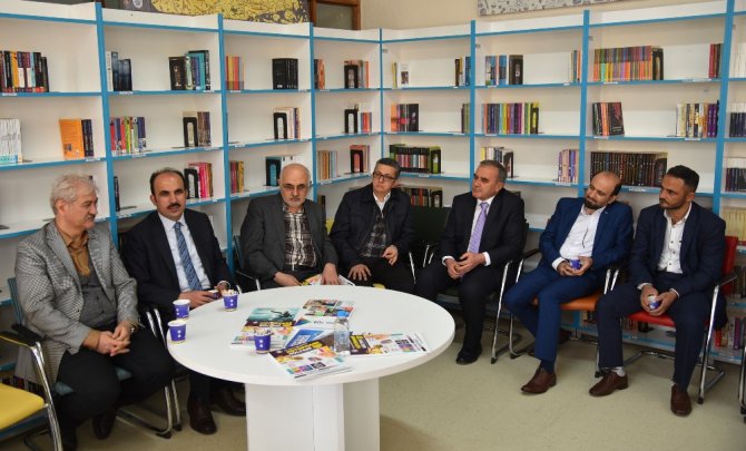 Başkan Altay yazarlarla bir araya geldi