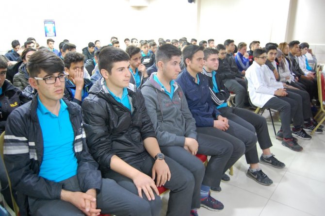 İşadamı Ali Şeker öğrencilere tecrübelerini anlattı