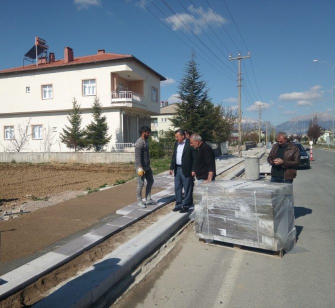 Başkan Tutal, kaldırım ve refüj çalışmalarını inceledi