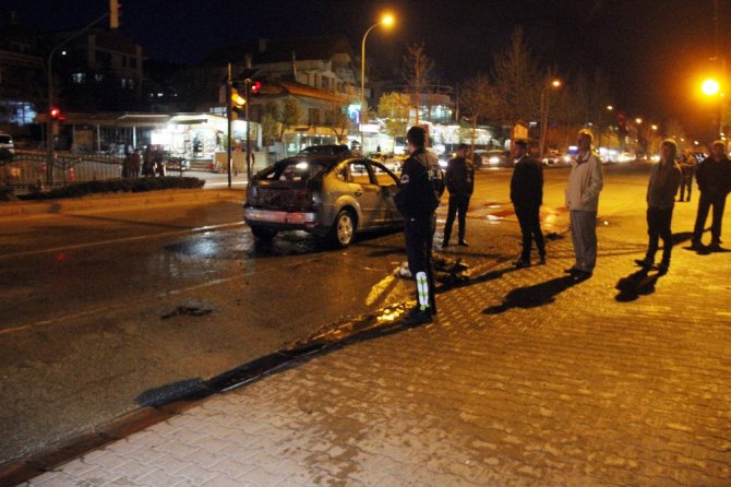 Kırmızı ışıkta bekleyen otomobil alev alev yandı