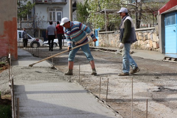 Başkan Tutal, kaldırım ve refüj çalışmalarını inceledi