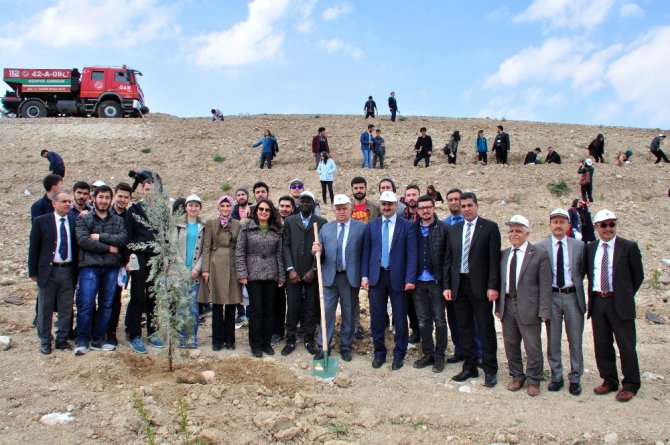 NEÜ’de yüzlerce fidan toprakla buluşturuldu