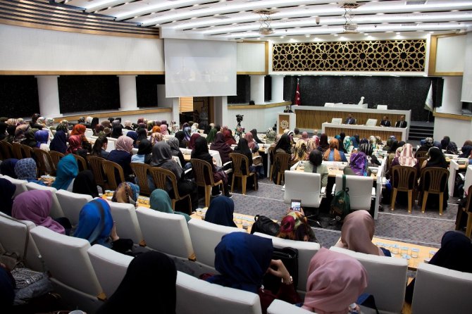 Başkan Toru, kız öğrencilerle bir araya geldi