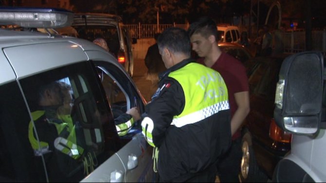 Ehliyetsiz genç sürücü polise yakalanınca “Babama bir şey olacak mı?” diye sordu