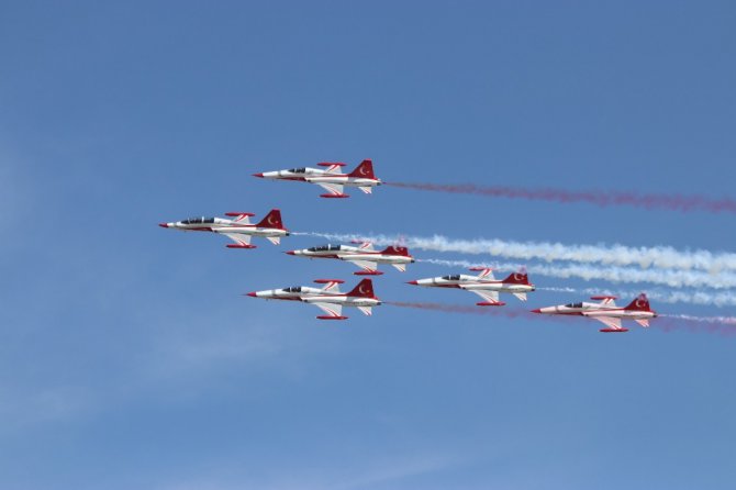 Türk Yıldızları ve Solo Türk’ten muhteşem gösteri