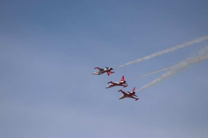 Türk Yıldızları ve Solo Türk’ten muhteşem gösteri