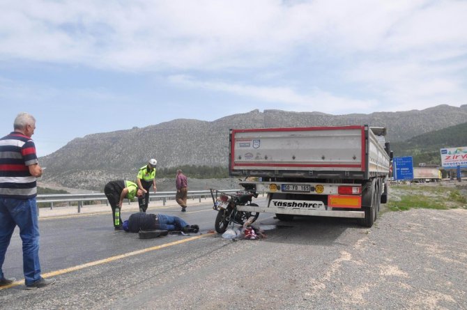 Tıra arkadan çarpan motosiklet sürücüsünü kaskı kurtardı