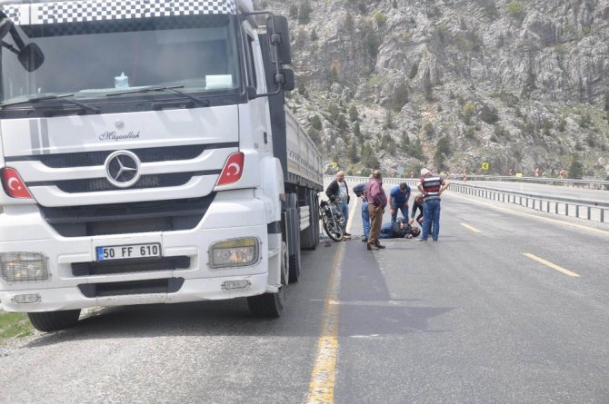 Tıra arkadan çarpan motosiklet sürücüsünü kaskı kurtardı