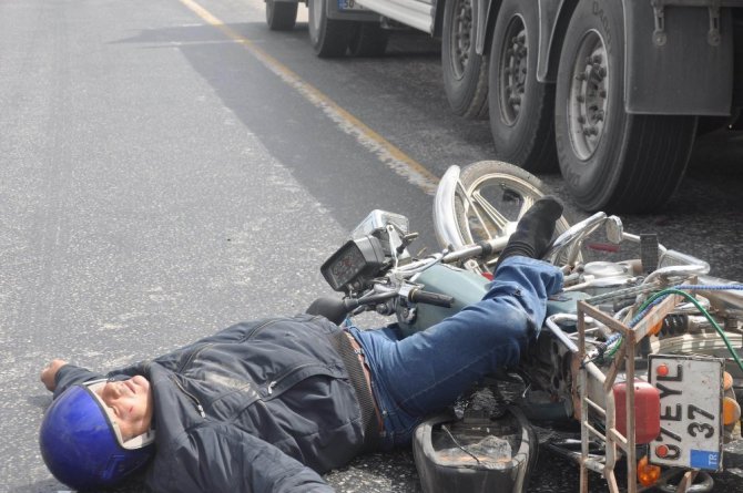 Tıra arkadan çarpan motosiklet sürücüsünü kaskı kurtardı