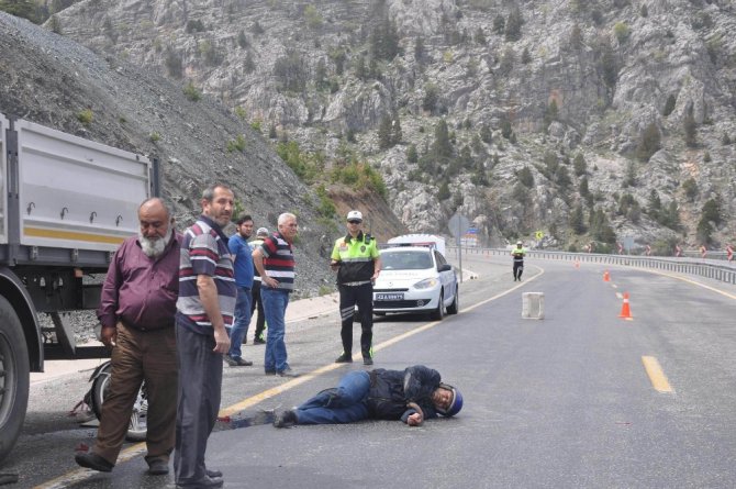 Tıra arkadan çarpan motosiklet sürücüsünü kaskı kurtardı