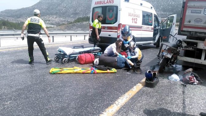 Tıra arkadan çarpan motosiklet sürücüsünü kaskı kurtardı
