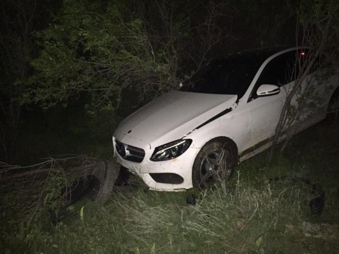 Beyşehir’de karayoluna dökülen hayvan dışkısı, kazalara yol açtı