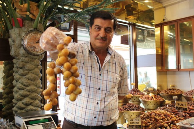 Çeşit çeşit hurmalar tezgahları süslüyor