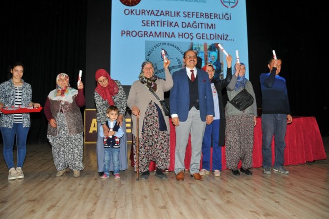 Okuryazarlık Seferberliği Projesinde kursa katılanlara sertifika