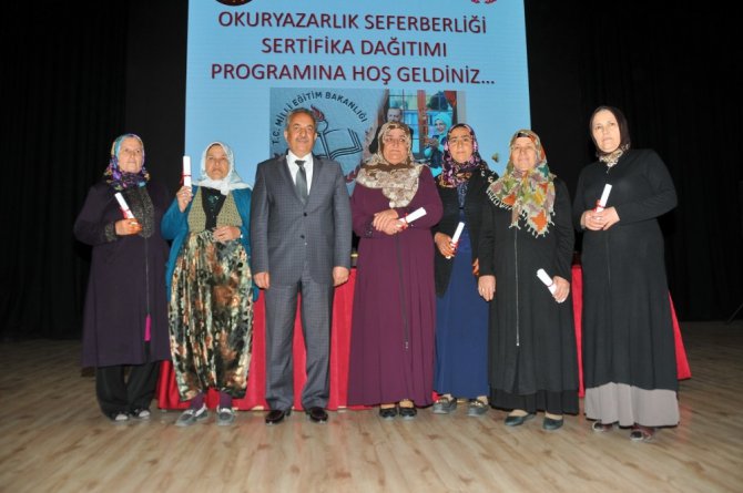 Okuryazarlık Seferberliği Projesinde kursa katılanlara sertifika